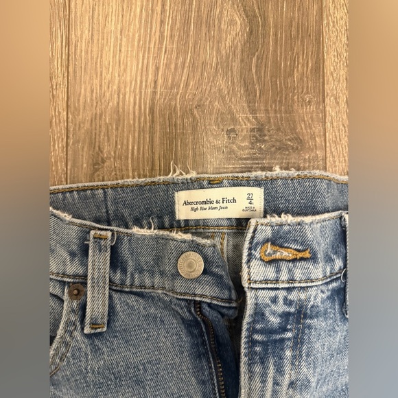 Abercrombie & Fitch Hi Rise Mom Jeans Distressed Light Wash Size 27 4R - Picture 2 of 6